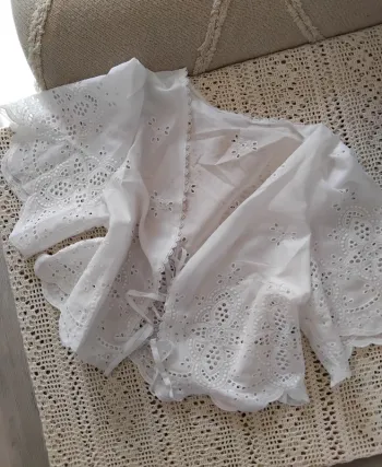 Blouse ajourée avec lacets