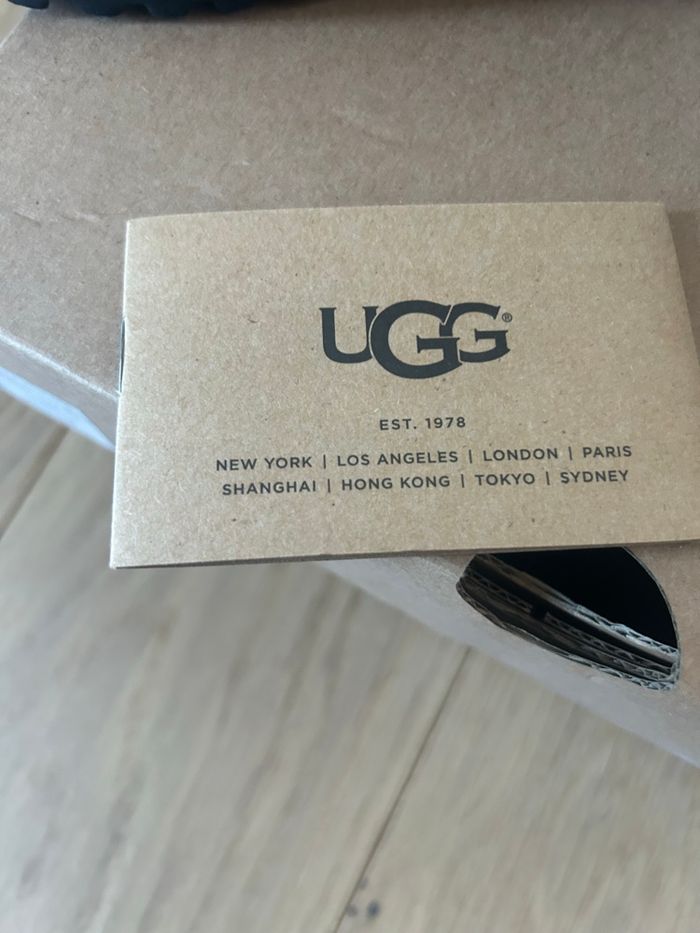 Boots UGG chaude et wateristant taille 30 neuve - photo numéro 6