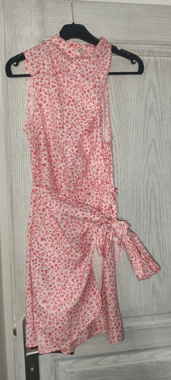 robe asymétrique rose à fleurs