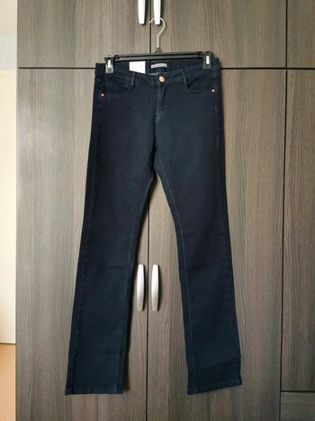 Jean neuf bleu marine foncé