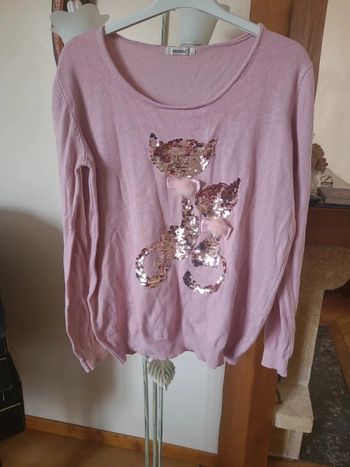 un pull rose avec paillettes taille 40