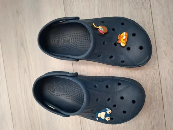 Crocs bleu J3 avec 3 déco de la photo. - photo numéro 2