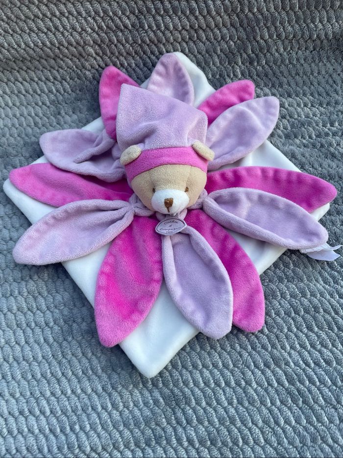 Doudou plat Ours pétale rose mauve Collector Doudou Et Compagnie