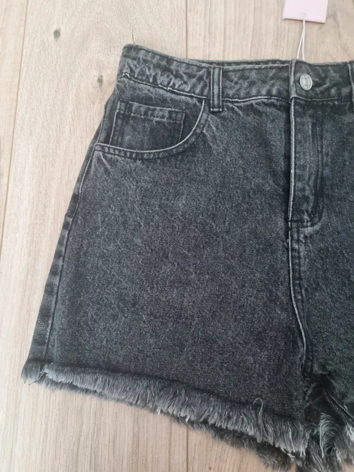Short jean taille m - photo numéro 2
