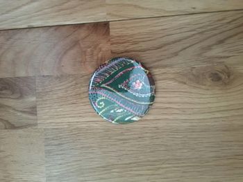 Joli badge tons verts neuf