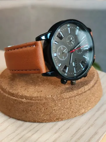 Montre homme brun et noire, précise date