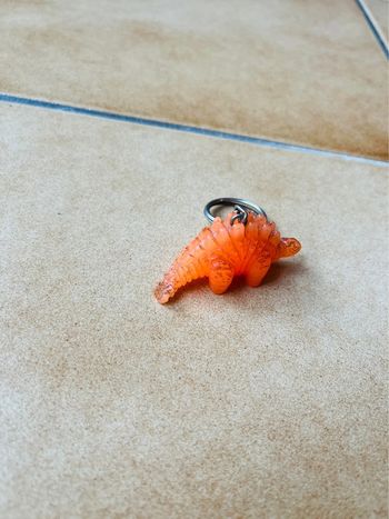Porte clés dinosaure orange