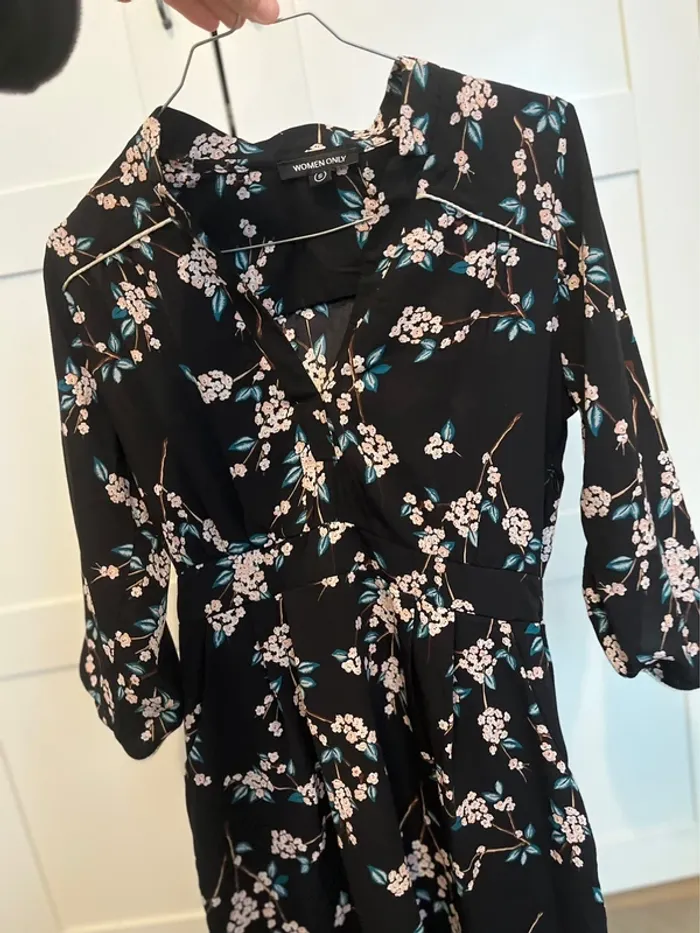 Robe noire à fleurs - photo numéro 6