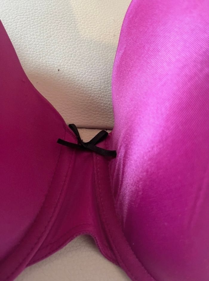 ✨ Soutien-gorge rose fuchsia effet satiné 85G – Neuf