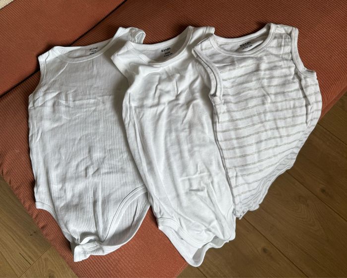3 bodies manches courtes (débardeur) Kiabi 36 mois blancs - photo numéro 2
