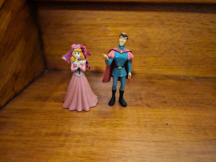 Figurines couple disney/aurore la belle au bois dormant et Philippe