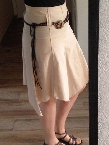 Jupe beige asymétrique Cache cache avec bel accessoire