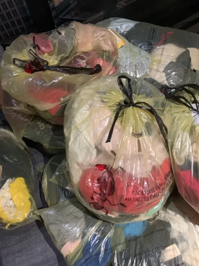 Sac de vêtement entre 5 et 10 kilos - photo numéro 3