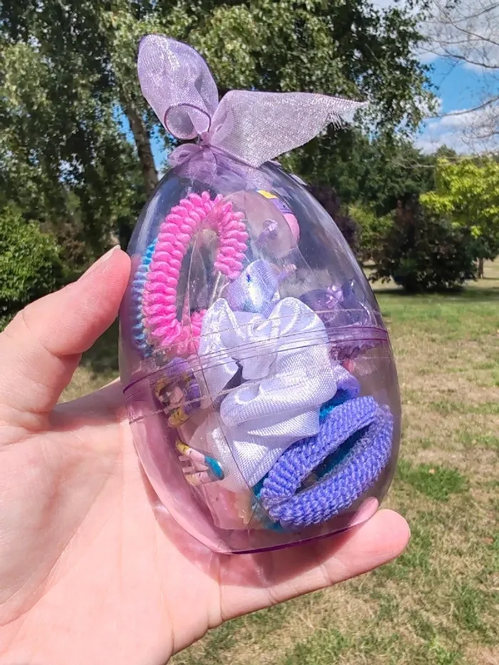 Lot accessoires de coiffures dans un oeuf violet - photo numéro 5
