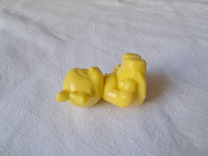 Figurine kiki fille jaune lessive Bonux H 4 cm embout de crayon ancien vintage - photo numéro 5