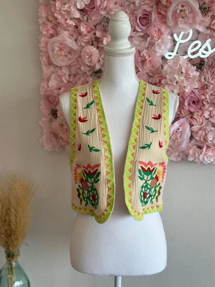 Gilet sans manches façon gaze de coton brodé de fleurs colorées, taille 36 - photo numéro 2