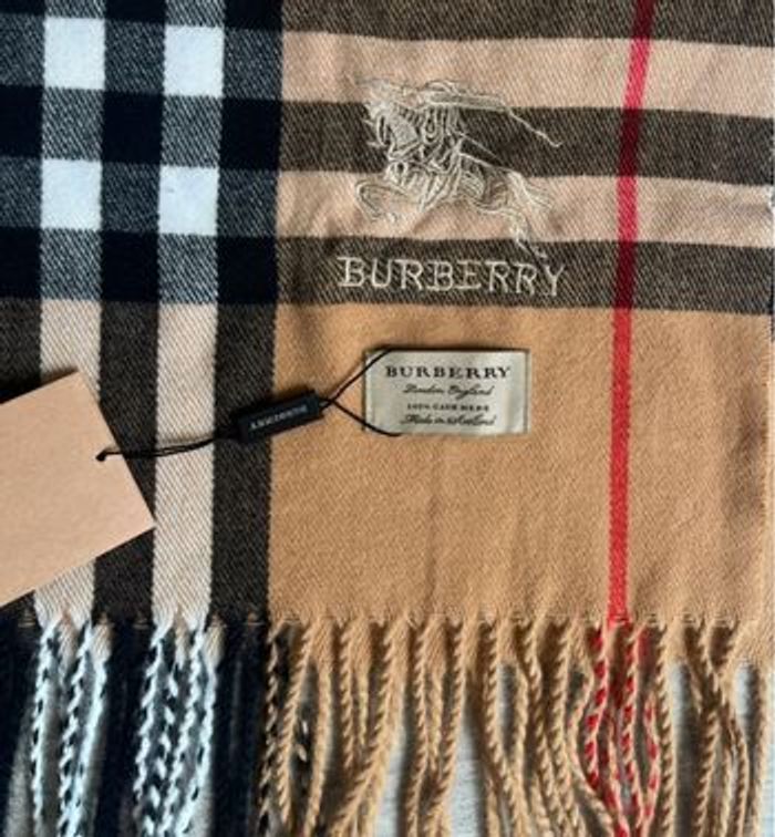 Écharpe Burberry cachemire 185×40 cm – Neuve - photo numéro 2