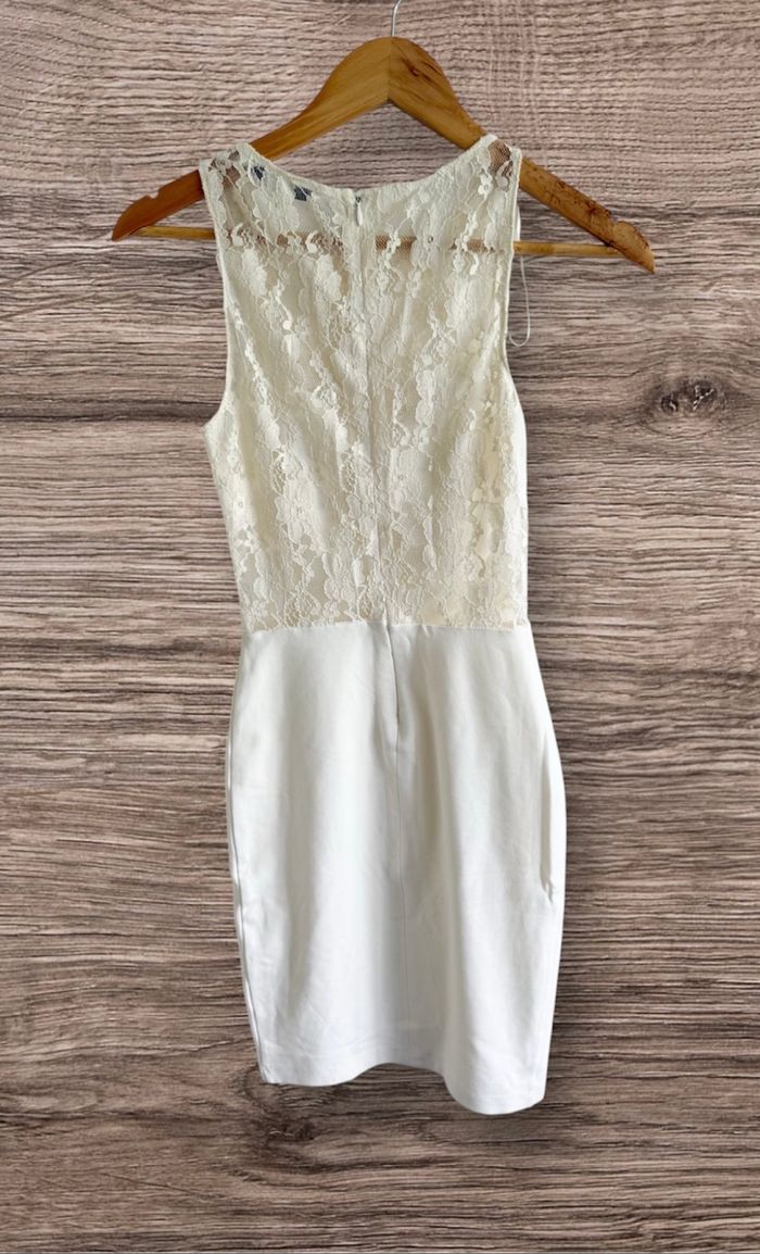 Robe chic élégante moulante sans manches blanche avec dentelle crème Zara trafaluc taille 36 S - photo numéro 4