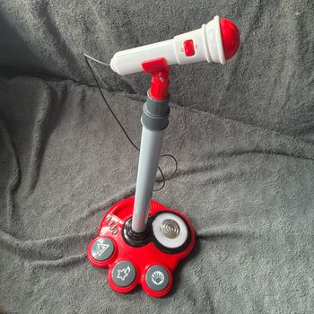 Micro sur pied pour enfant