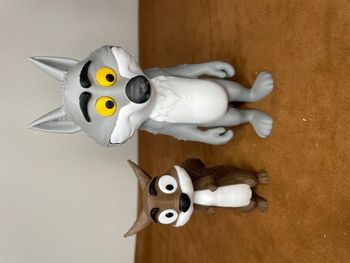 Figurine Le loup mal aimé publicité Intermarché avec son ami l'écureuil