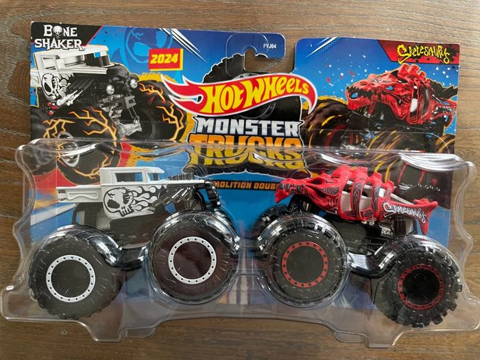 Coffret Monster trucks Hot Wheels demolition doubles Bone Shaker Blanc et Skelesaurus Neuf !