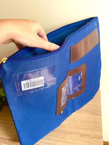 Pochette bleue vintage style poste avec fenetres plastique zip metal tres resistant