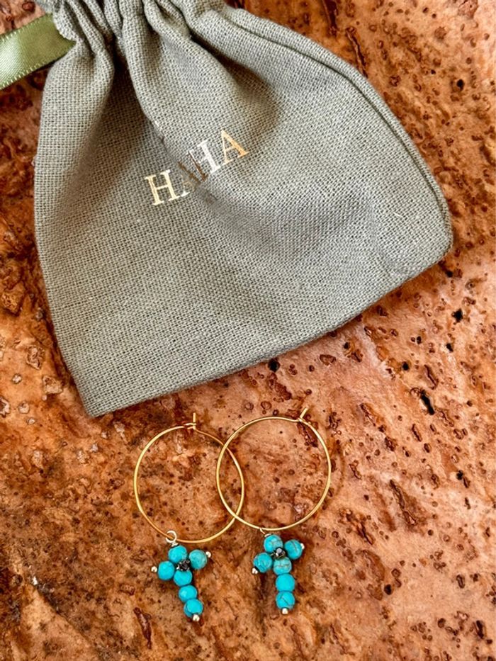 Boucles d’oreilles fines créoles acier inoxydable or croix perles véritables turquoise habaha Paris