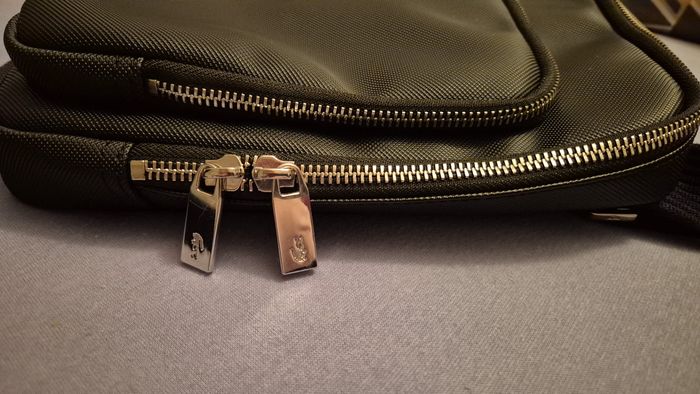 sacoche  Lacoste Noire comme neuf - photo numéro 2