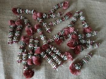 Lot de 24 pompons guipure a coudre ou autre bordeaux crème vert