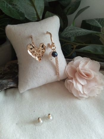 Boucles d'oreilles bohèmes asymétriques perles de culture d'eau douce et cœur doré