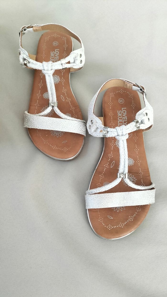 🤍 Sandales blanche/argentée - Pointure 35 - Lovely Skull - Excellent état 🤍 - photo numéro 3