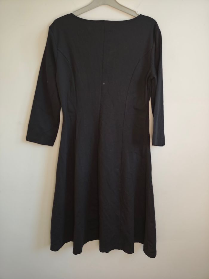 Robe noire Yessica (C&A) M – coupe évasée & détail métal au col - photo numéro 5