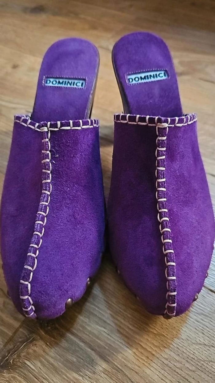 Sabot artisanal en bois et nubuk violet à clous - photo numéro 4