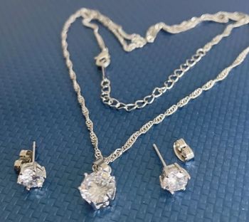 🎁 Neuf dans emballage. #noel. Idéal cadeaux de Noël. Boucles d’oreilles et colliers pendentif.