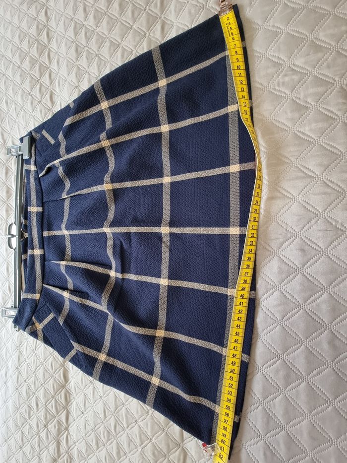Jolie jupe bleue marine, carreaux beige, 2 poches en biais sur le devant . - photo numéro 4