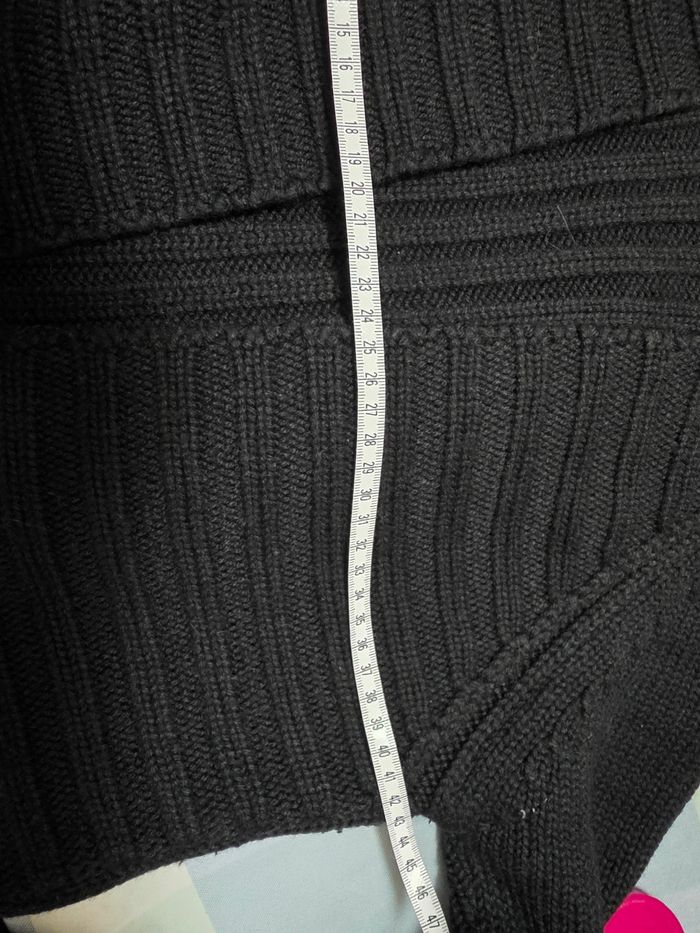 Boléro/pull,noir,en acrylique & laine,en très bon état, largeur d'épaule 40cm, largeur sous bras 43cm,longueur 44cm, marque Camaïeu =5€ - photo numéro 5