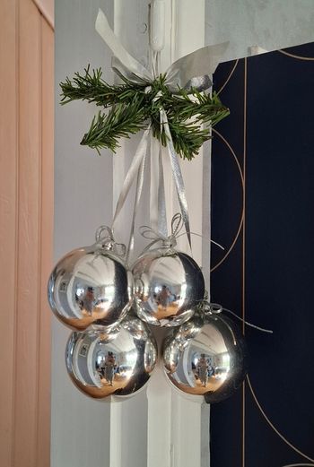 suspension boules de Noël argentées