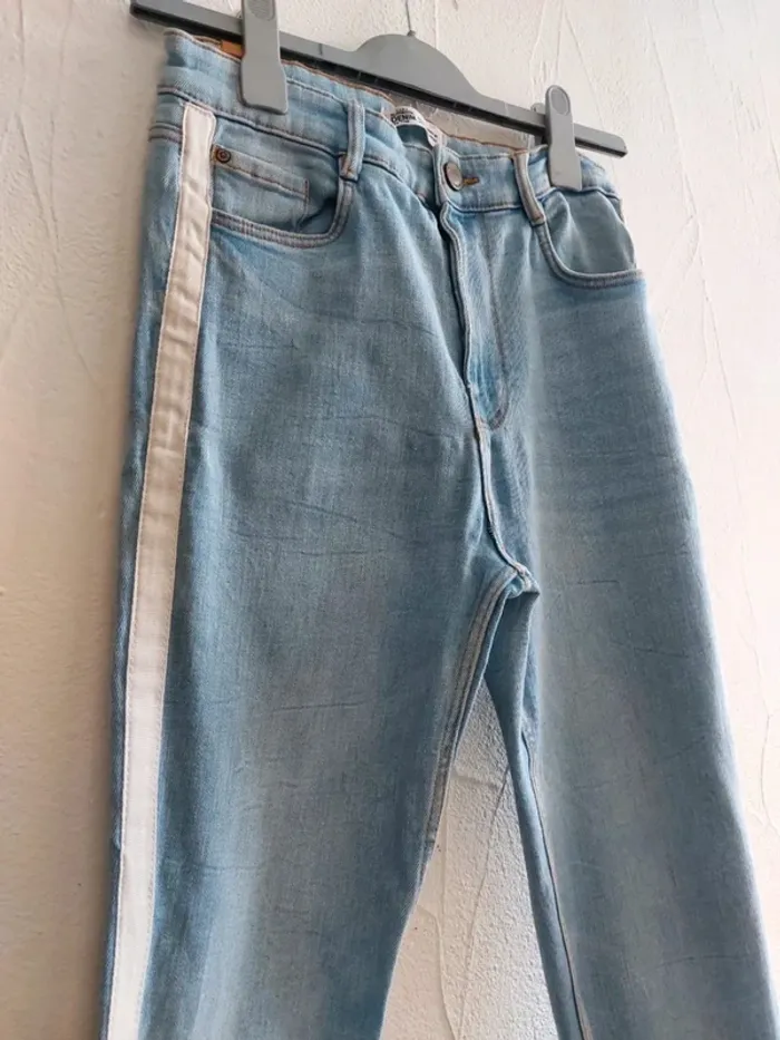 Jean bleu avec bande blanche Taille 40 - photo numéro 3
