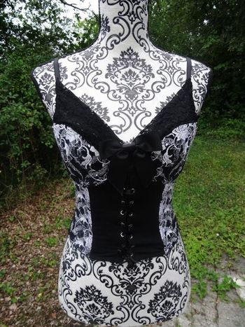 Débardeur fin noir dentelle blanche Taille 38