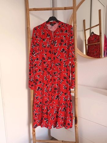 Jolie robe longue fleurie rouge neuve sans étiquette