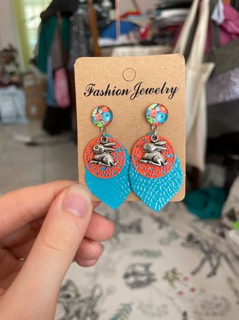 Boucles d’oreilles orange et bleue avec breloque lapin.