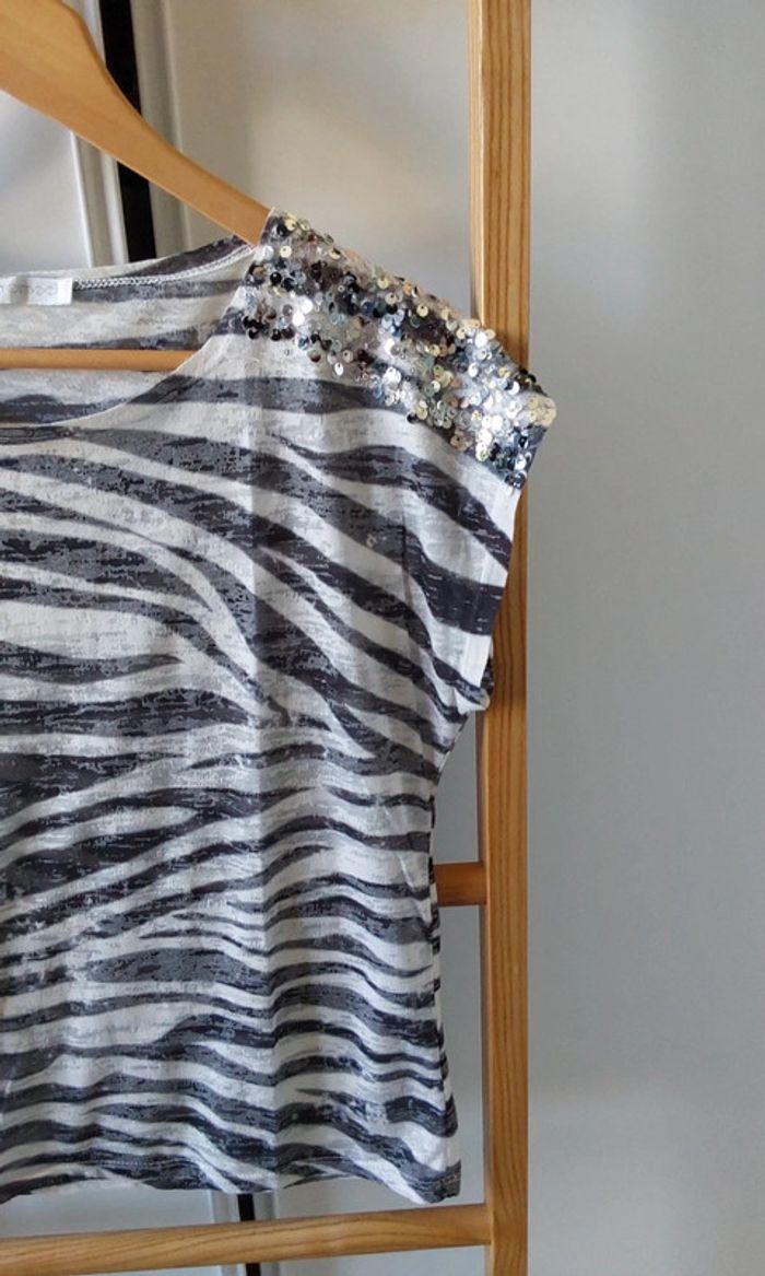 Jolie blouse zébrée noire blanc  argenté  T 38 - photo numéro 5