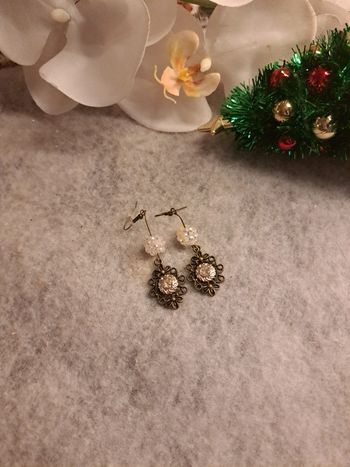 Boucles d'oreilles pendante crème et couleur bronze