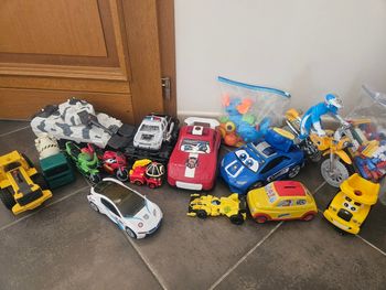 Gros lot de voitures et motos