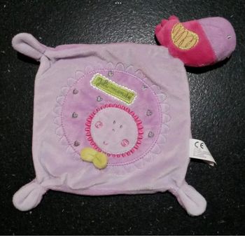 Doudou joli monde oiseau rose plat vert fleur