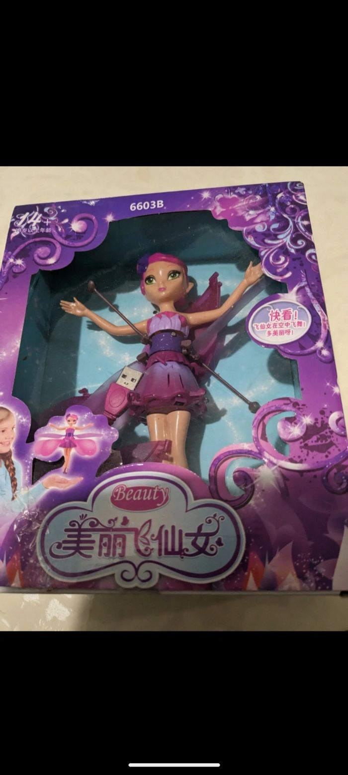 Jolie poupée fée volante  Beauty.