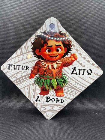 🌺 Plaque voiture “Futur Aito à bord” – Tahiti / Tatouage Polynésien (Patutiki) – Ventouse 14x14 cm