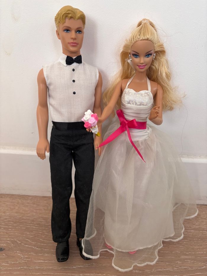 Ken et Barbie tenue de mariés avec bouquet de fleurs - photo numéro 2