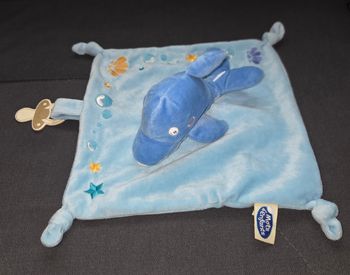 Doudou Dauphin carré plat bleu- Attache tétine- Mots d'enfants 