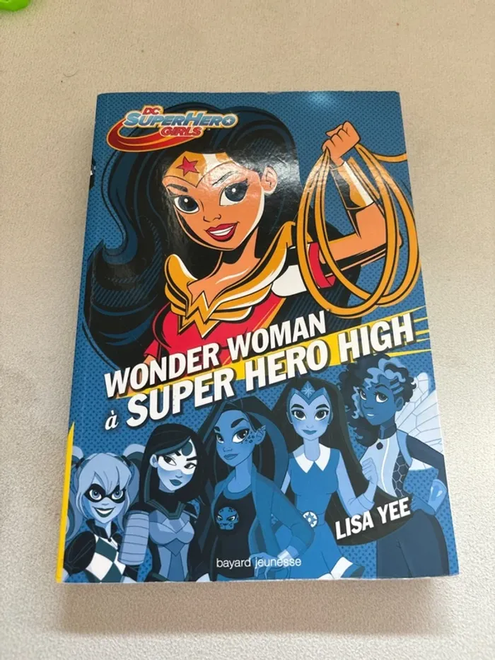 Livre wonder woman à super hero high